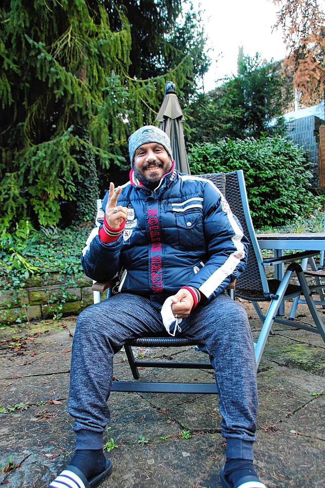 Im Garten gibt Tarek Amin das Zeichen: Er hat Corona besiegt.
