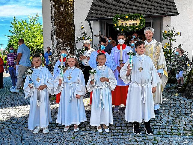 In der St. Stephanus Kirche in Nöggenschwiel empfingen vier Kinder die Erste Heilige Kommunion. Louis Bächle (von links) Ella Boll, ...