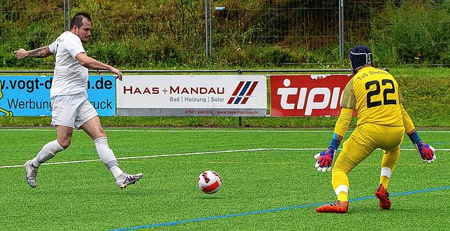 Chancen waren da: Hier scheitert Alexander Herbst von der SG FC Wehr/Brennet beim 2:7 seiner Elf frei stehend an Torwart Vladimir ...