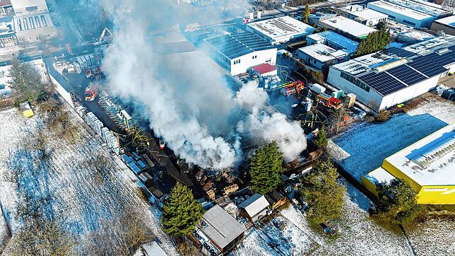 Eine große Rauchwolke hängt am 12. Januar bei dem Brand über dem Schwenninger Industriegebiet Ost. Für die Feuerwehr ein besonderer Einsatz.