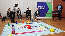 Wahlopoly mit Politikern: Die Spieler Nathalie Wagner (FDP, von links), Rita Schwarzelühr-Sutter (SPD) beim Würfeln, Jan-Lukas Schmitt ...