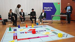 Wahlopoly mit Politikern: Die Spieler Nathalie Wagner (FDP, von links), Rita Schwarzelühr-Sutter (SPD) beim Würfeln, Jan-Lukas Schmitt ...