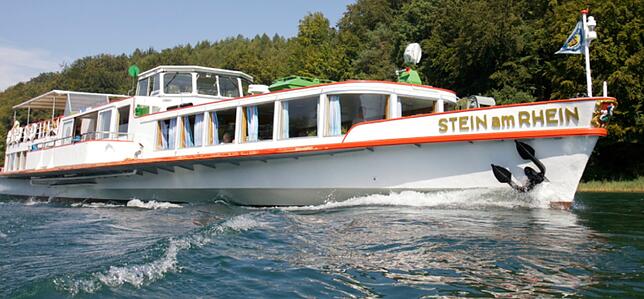 Hier durchpflügt das MS Stein am Rhein noch die Wellen des Rheins. Inzwischen liegt das schiff auf dem Trockenen und soll saniert werden.