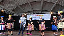 Die Gruppe "Poco-Poco Tanz – Freunde Indonesiens e.V." gewinnt Moderator Dieter Stauber als unterstützenden Rhythmus-Mann. Bild: ...