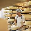 Lehenhof-Mitarbeiterin Simone Rayher im Käsereikeller beim sogenannten Käse schmieren.