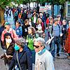 Nach einer Kundgebung der Aktionsgruppe Earth Vital am Seetorplatz ziehen Demonstranten für den Erhalt des Streuhau-Biotops durch die ...