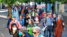 Nach einer Kundgebung der Aktionsgruppe Earth Vital am Seetorplatz ziehen Demonstranten für den Erhalt des Streuhau-Biotops durch die ...