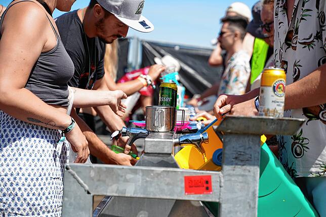 Gut besucht bei Temperaturen von bis zu 30 Grad: die Waschbecken auf den Zeltplätzen.