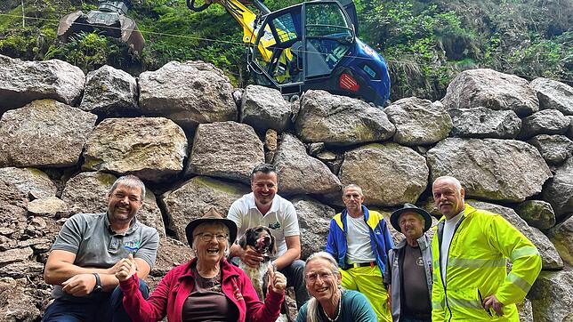 Freuen sich auf die Wiedereröffnung der Murgtalstraße, von links: Karl Heinz Peter vom Bauamt, Heidi Behringer, Bürgermeister Adrian ...