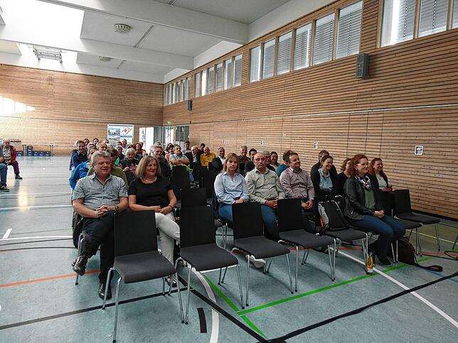 Gut besucht war die diesjährige Bürgerversammlung Dogern, bei der viele Zuhörer sich speziell auch für die Breitbandversorgung und deren ...