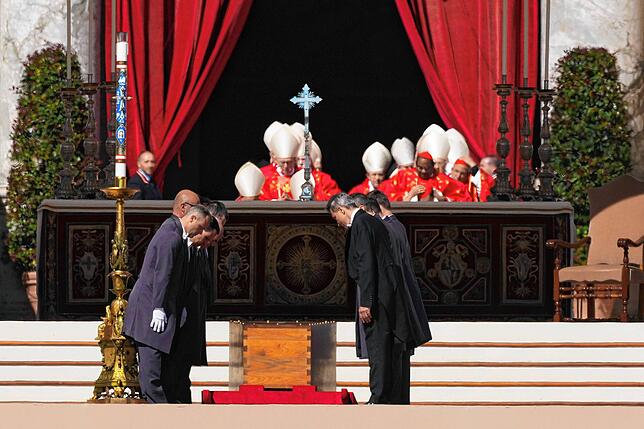 Bild 21: Abschied von Papst Franziskus: Die Bilder des Tages