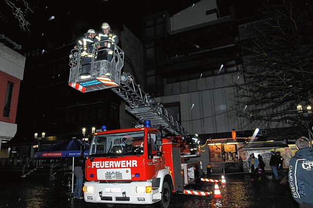 Erstmals auf dem Weihnachtsmarkt in St. Georgen hat die Feuerwehr einen Einsatz. Eine lose Kaminabdeckung droht abzustürzen, weshalb die ...