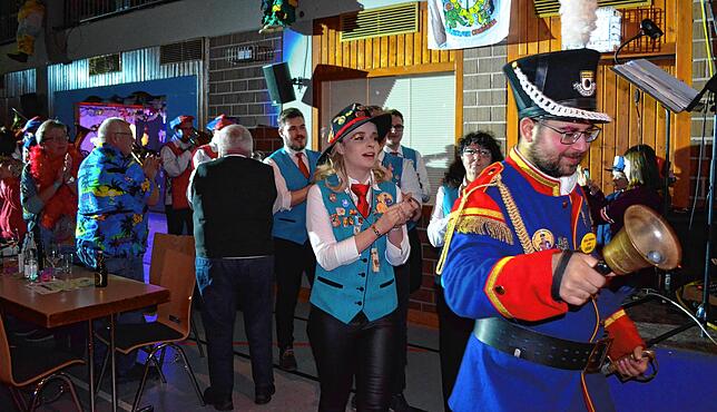 Dieses Jahr wird Halbolfer-Präsidentin Florin Kraft (Mitte) nicht mit ihren Narren zum Bunten Abend einladen können. Hier der Bunte ...