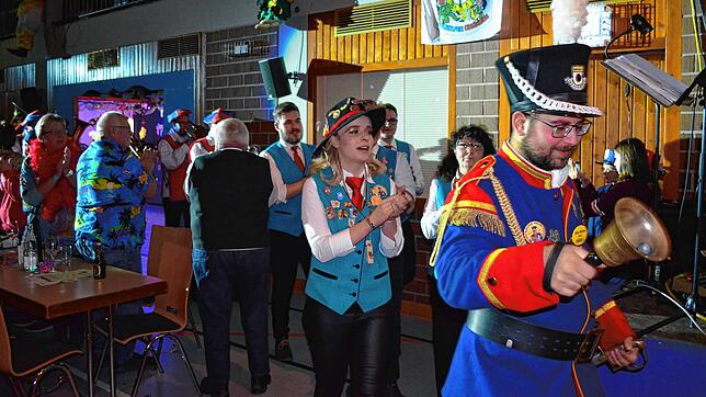 Dieses Jahr wird Halbolfer-Präsidentin Florin Kraft (Mitte) nicht mit ihren Narren zum Bunten Abend einladen können. Hier der Bunte ...