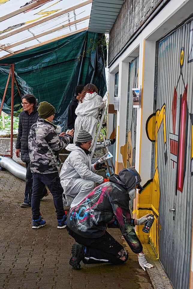 Sicherheit: Regenschutz, Overall und natürlich Schutzmasken bei der Arbeit mit Spraydosen sind selbstverständlich.