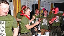 Die Zunfträte Jörg Moosmann (von links), Zunftmeister Marcel Wolf, Florian Käfer, Christoph Hofmaier und Kevin Dörr bringen mit ihrem ...