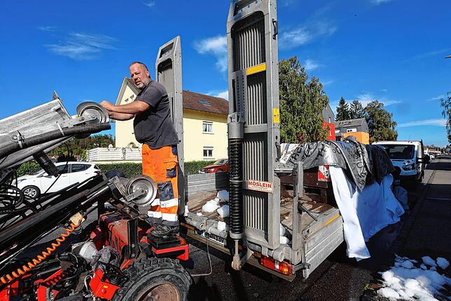 Im sonnigen September liegt Eis auf der Straße: Die Schläuche müssen vor ihrem Einbau gekühlt werden.