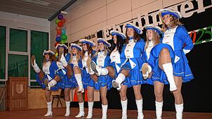 Die Funkengarde eröffnet mit ihrem Tanz das Programm, die Damen sind die reinste Augenweide. Bild: Ingrid Mann