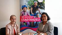 Elisabeth D‘Souza (rechts) spricht mit unserer Mitarbeiterin Ursula Freudig über das kommende Stadtradeln vom 22. Juni bis zum 12. Juli, ...
