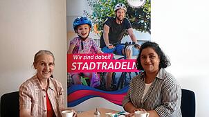Elisabeth D‘Souza (rechts) spricht mit unserer Mitarbeiterin Ursula Freudig über das kommende Stadtradeln vom 22. Juni bis zum 12. Juli, ...