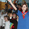 Beim Kindertanzen in der Stockacher Grundschule zeigt Monja Hirling den Kindern närrische Tänze.