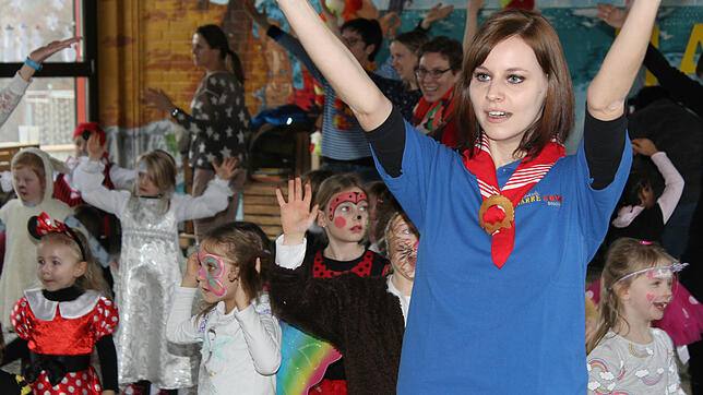 Beim Kindertanzen in der Stockacher Grundschule zeigt Monja Hirling den Kindern närrische Tänze.