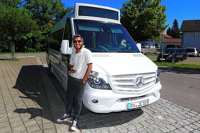 Sehr froh ist Busfahrer Mehmed Al Fears, dass es jetzt WLAN beim Busbahnhof in Wittenhofen gibt. So kann er seine Wartezeiten mit Surfen ...
