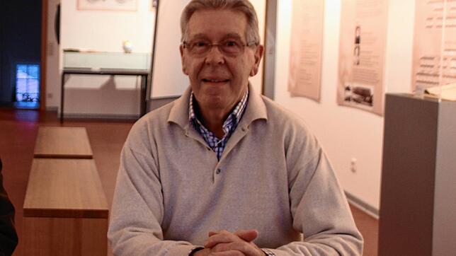 Jochen Goldt im Korbinian-Brodmann-Museum. Im Hintergrund sind Informationstafeln zu dem bekannten Hirnfoscher zu sehen.