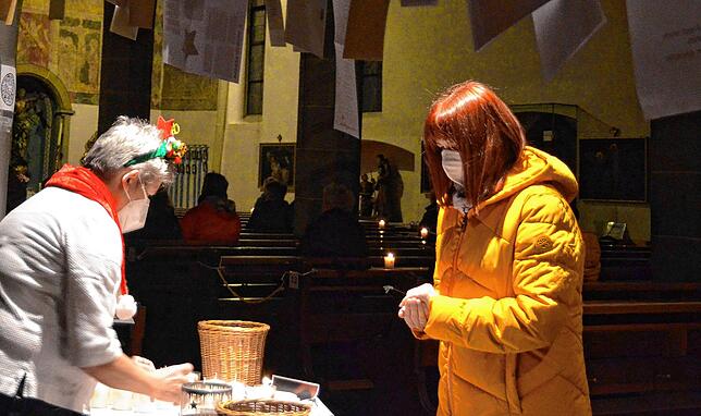 Maske und Rücksicht: Mit Abstand und Anmeldung geht es auch zu diesem Weihnachtsfest wieder in die katholische Kirche St. Nikolaus hinein.