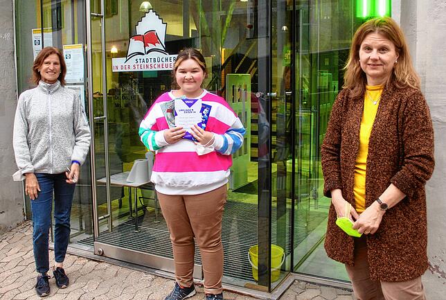 Jurymitglied Ingrid Strobel, Nahide Yürekten und Büchereileiterin Martina Feldt (von links) gratulieren der Gewinnerin „live“.