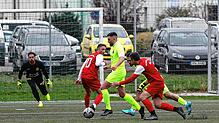 Der Türk SV Singen (Stefan Todorski, Gelbes Trikot) musste sich früh zu Zehnt dem SV Deggenhausertal (Oliver Schiller, Zweiter, von ...