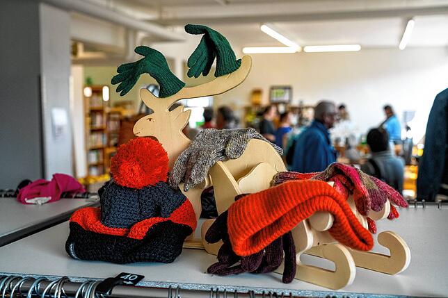 Auch selbstgestrickte Mützen und Schals werden im Laden angeboten.