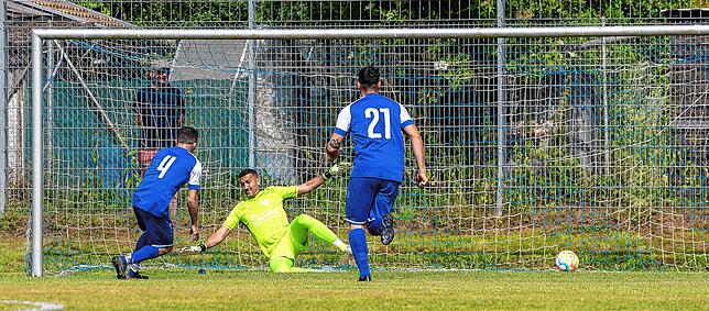 Verladen: Mit dem verwandelten Handelfmeter brachte Maximilian Meier (Nr. 4) den FC Hauingen gegen den SV BW Murg in Führung.