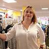 Nadine Wendt, Filialleiterin beim Geschäft Marco Moden in der Christophstraße. Sie bedauert, dass das Schwestergeschäft Outlet schließt, ...