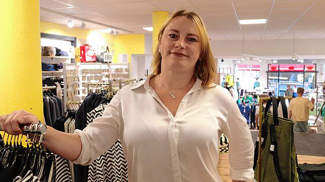Nadine Wendt, Filialleiterin beim Geschäft Marco Moden in der Christophstraße. Sie bedauert, dass das Schwestergeschäft Outlet schließt, ...