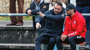 Das Trainerduo des SC Konstanz-Wollmatingen, David D‘Incau, links, und Adel Grimm, sah ein 3:0-Erfolg über den FC Singen.