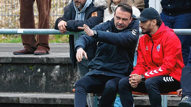 Das Trainerduo des SC Konstanz-Wollmatingen, David D‘Incau, links, und Adel Grimm, sah ein 3:0-Erfolg über den FC Singen.