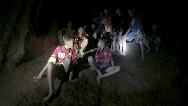 Bild : Unsere Empathie ist kaputt: Warum uns 2018 zwölf Jungen in Thailand mehr rührten als tausende Ertrinkende vor unserer Haustür