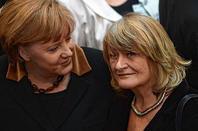 Alice Schwarzer (r) unterhält sich 2012 bei der Bundesversammlung im Reichstag mit Bundeskanzlerin Angela Merkel (CDU).