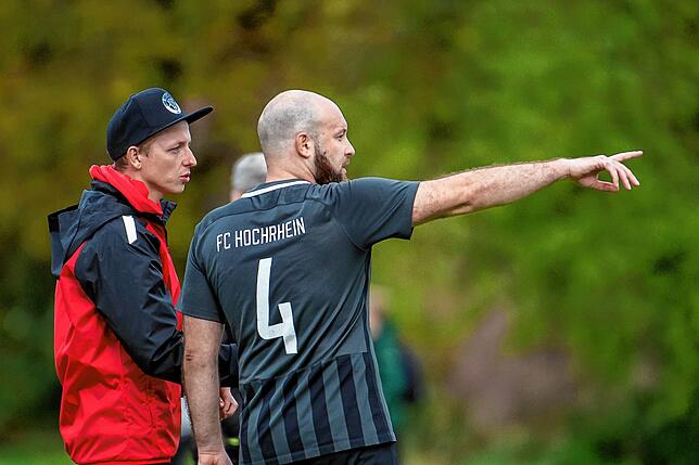 Gemeinsam ans Ziel: Trainer Thomas Halmer (links) im Gespräch mit Routinier Sebastian Meier vom FC Hochrhein.