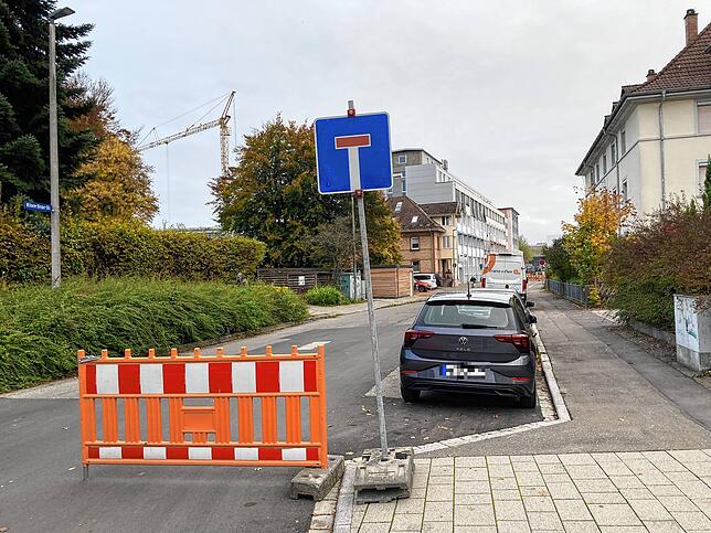 An der Kreuzung Waldstraße/Wilhelm-Binder-Straße weist ein Schild auf die neueste Sperrung hin.