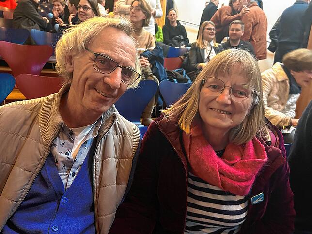 Irene und Norbert Wickbold verfolgen die Auszählung mit großer Spannung.