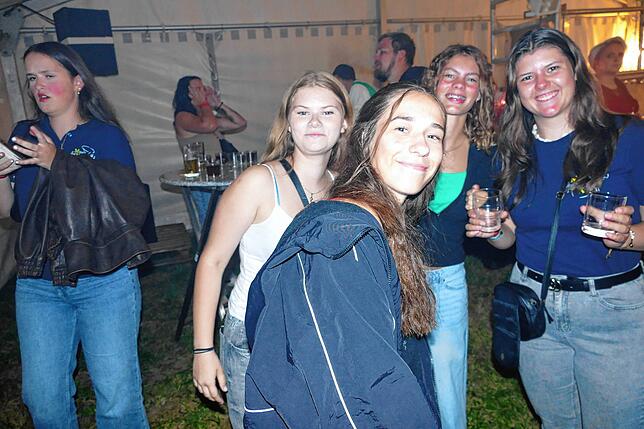 Bild 16: Hunderte Gäste strömen zum Auftakt an das 68. Waldfest in der Geschichte des Musikvereins Aufen.