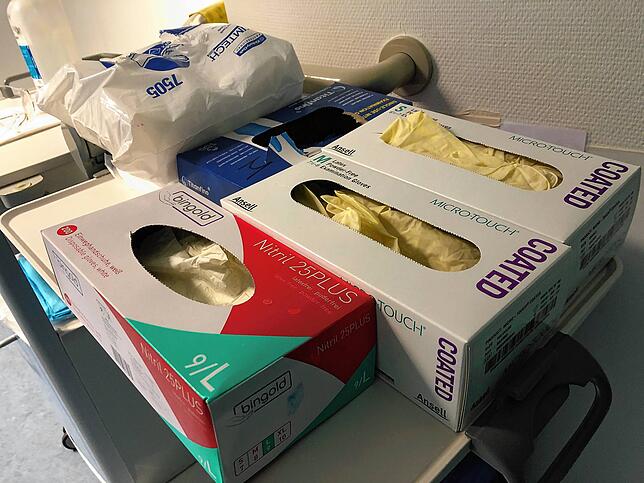 Handschuhe: Das A und O in der Pflege.
