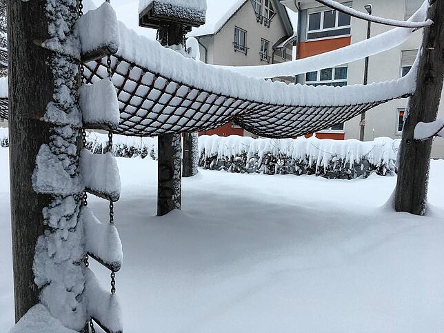 Beim Spielplatz in Richtung Bahnhof liegt eine dicke Schneeschicht auf dem Spielnetz.