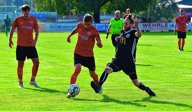 Bild 2: FC Hochrhein besiegt den FC Wallbach deutlich mit 4:0 &ndash; und wir haben die Bilder!