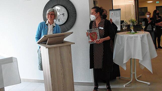 Zur Einweihung des Evangelischen Pflegeheims Aachquelle überreicht die stellvertretende Aacher Bürgermeisterin Simone Hornstein (links), ...