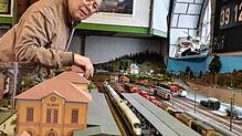 Der ICE fährt in den Villinger Bahnhof (links) ein. Auf der Modellbahn klappt das schon heute. Eisenbahn-Club-Vorsitzender Wolfgang ...