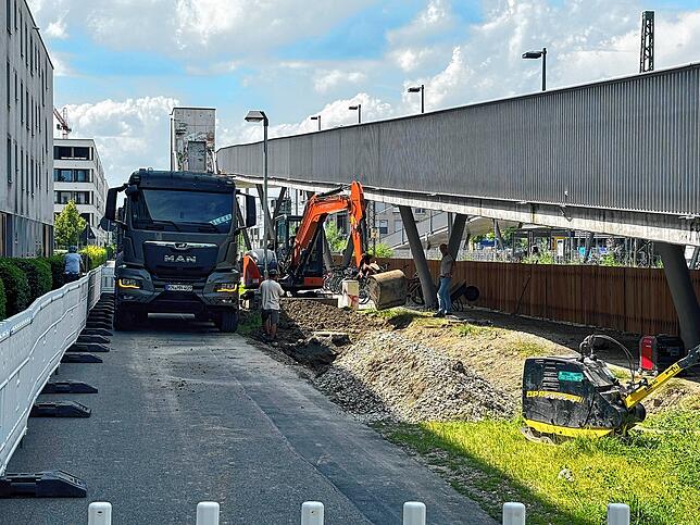 Vor dem Bahnhof Petershausen wird die Versickerungsanlage repariert, wofür der Boden ausgetauscht werden muss. Die Bauarbeiten werden ...