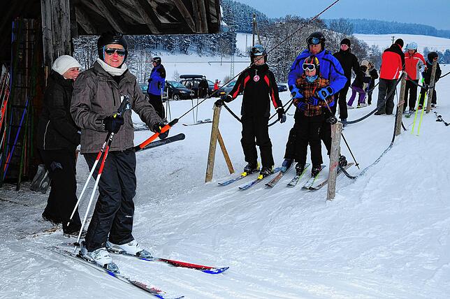 Das war einmal. Skifahrer stehen am Winterberglift Schlange. Das Bild stammt aus dem Jahr 2019. Seither gab es immer weniger ...